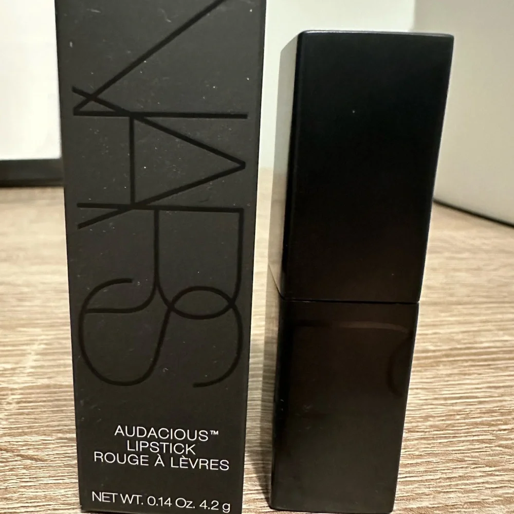 NARS Audacious Lipstick - Mona